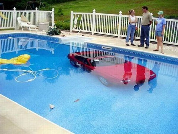 Auto nella piscina