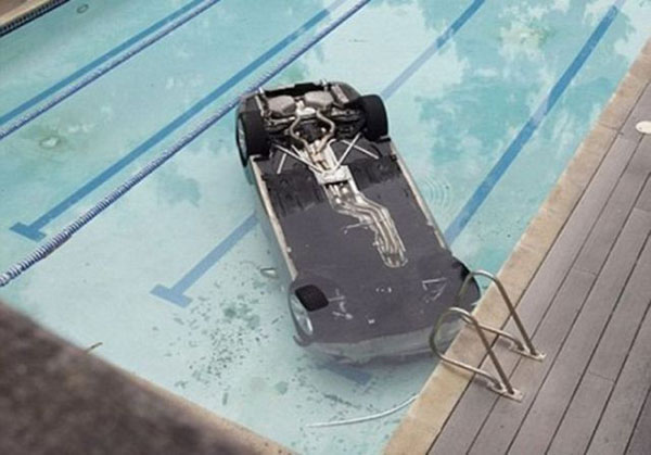 auto sul fondo piscina