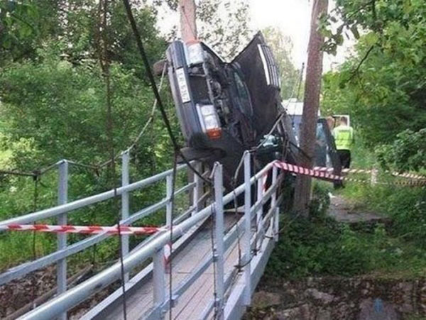 auto su un ponte piccolo