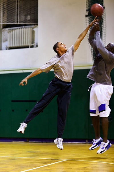 obama gioca a basket
