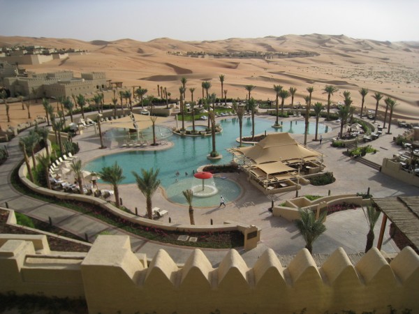 piscina del Qasr Al Sarab Desert Resort by Anantara (Abou Dabi
