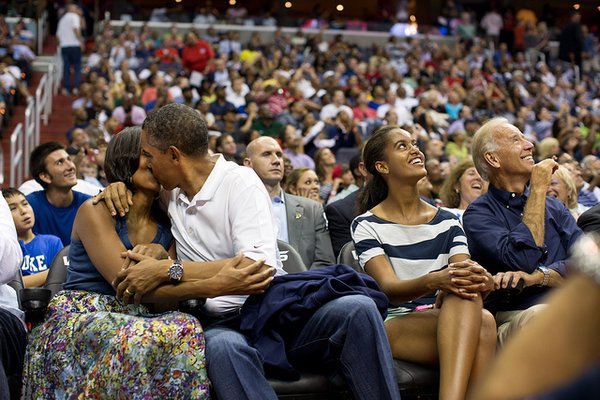 obama bacia la moglie